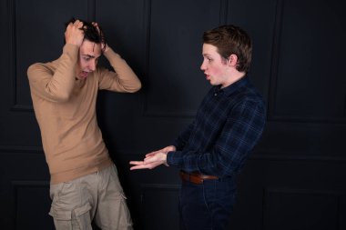 İki öğrenci farkında ve haberleri izliyorlar..