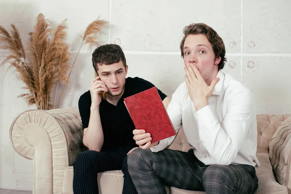 Genç Mutlu Eşcinsel Çift Evde Dinleniyor Haberleri Seyrediyor — Stok fotoğraf