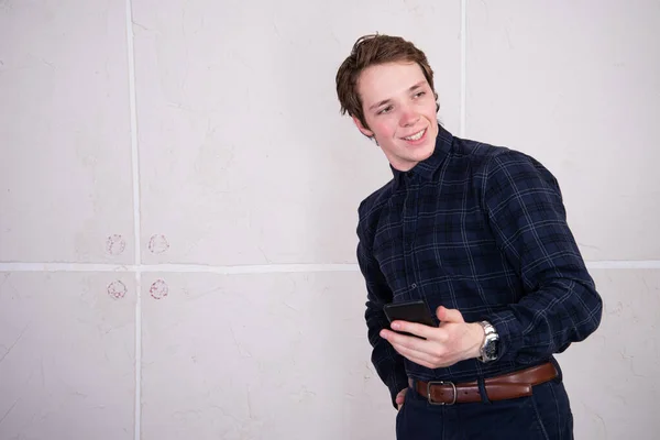 Νεαρός Χαρούμενος Μαθητής Φορητό Υπολογιστή Και Τηλέφωνο — Φωτογραφία Αρχείου