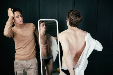 Şişler ve romantizm. Aynada cinsel çift..