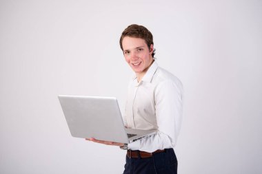 Bilgisayarı ve telefonu olan mutlu genç bir öğrenci..