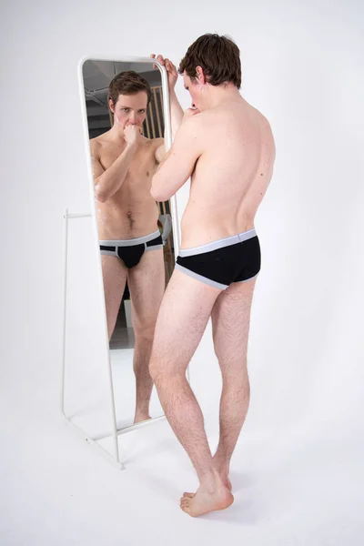 串とロマンス 鏡の中の性的ペア — ストック写真
