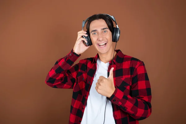 Schöner Typ Hört Musik Mit Kopfhörern — Stockfoto