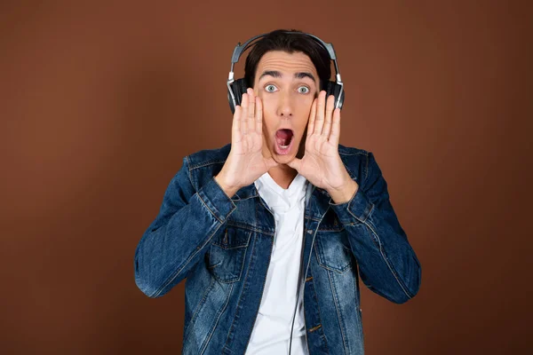 Beau Gars Écoute Musique Avec Casque — Photo