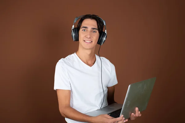 Beau Gars Écoute Musique Avec Casque — Photo