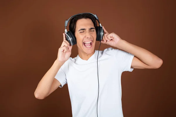 Beau Gars Écoute Musique Avec Casque — Photo