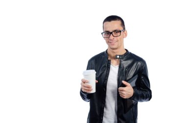 Dizüstü bilgisayarı olan seksi adam. Beyaz arkaplan.