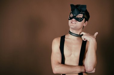 Sorun yok. Gözleri bağlı yakışıklı bir adam..