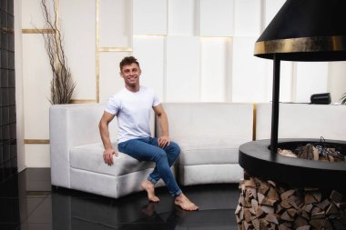 Güzel vücutlu seksi bir adam..