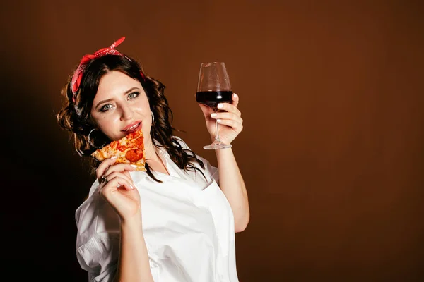 Mulher Bonita Bebe Vinho Tinto Come Pizza — Fotografia de Stock