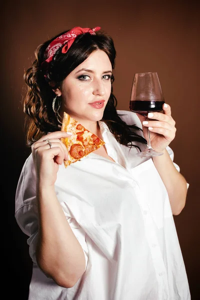 Mulher Bonita Bebe Vinho Tinto Come Pizza — Fotografia de Stock