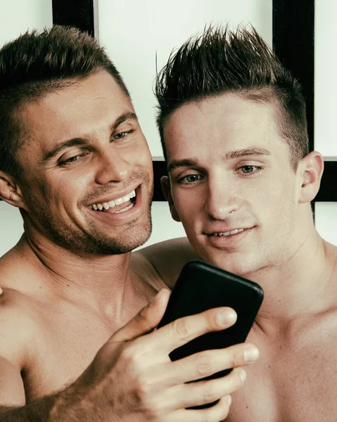 Láska Romantika Gay Pár Odpočívá Doma Posteli — Stock fotografie