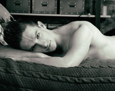 Yakışıklı adam evde yatağında dinleniyor..