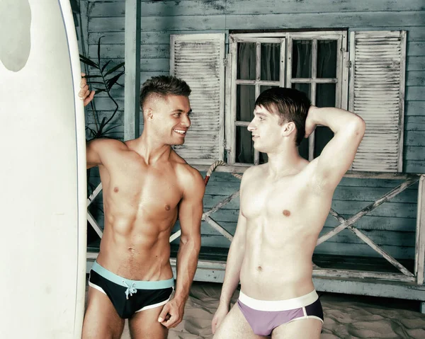 休暇でゲイカップル ２人のハンサムな男 — ストック写真