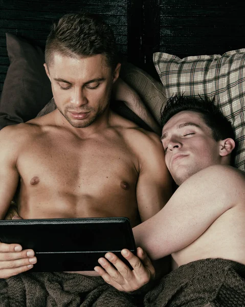 Amor Romance Pareja Gay Están Descansando Casa Cama —  Fotos de Stock