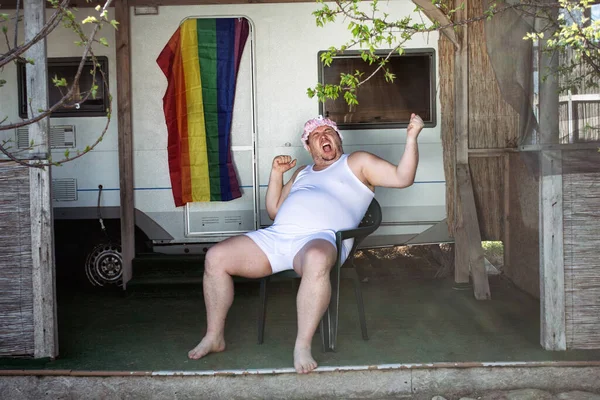 复古风格 一个挂着同性恋旗的可笑的胖子 — 图库照片
