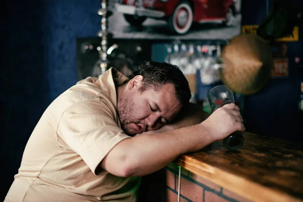 Пьяный Смешной Толстяк Проблемы Алкоголем — стоковое фото