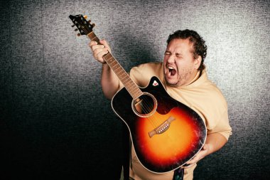 Komik adam gitar çalıyor..