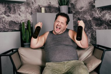 Sarhoş komik şişman adam. Alkol sorunları.