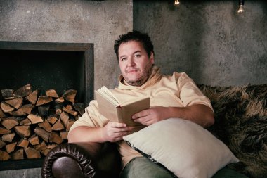 - Günaydın. Komik şişman adam kitap okuyor..