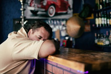 Sarhoş komik şişman adam. Alkol sorunları.