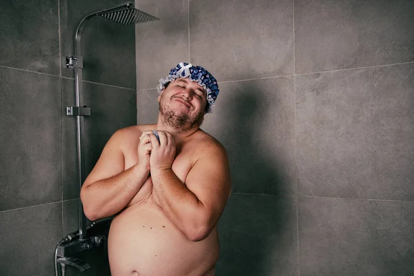 有趣的胖子在洗澡时洗澡 — 图库照片