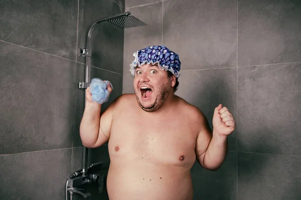 有趣的胖子在洗澡时洗澡 — 图库照片