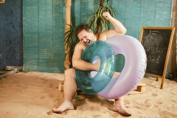 Hombre Gordo Divertido Está Descansando Playa —  Fotos de Stock