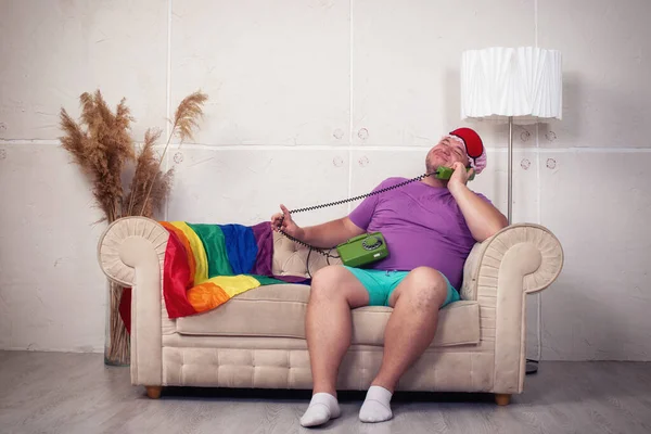 有趣的胖子在家里的沙发上休息 — 图库照片