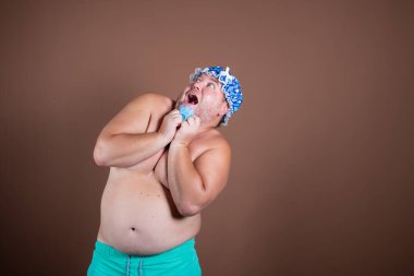 Spor ve sağlıklı yaşam tarzı. Komik şişman adam spora gidiyor..