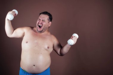 Spor ve sağlıklı yaşam tarzı. Komik şişman adam spora gidiyor..