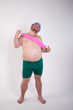 Komik şişman adam duş alıyor..