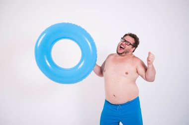 Tatil ve tatiller. Lastik yüzüklü komik şişman adam..