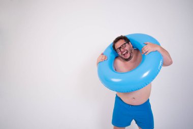 Tatil ve tatiller. Lastik yüzüklü komik şişman adam..