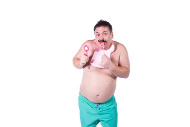 Beyaz arka plandaki komik şişman adam..