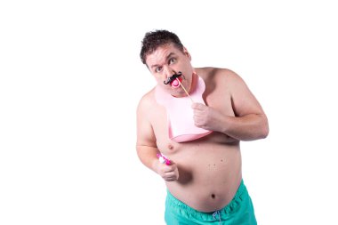 Beyaz arka plandaki komik şişman adam..