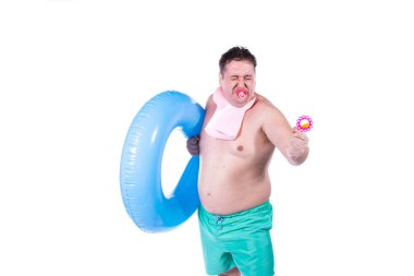 Beyaz arka plandaki komik şişman adam..