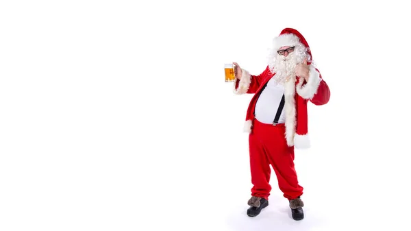 Lustiger Weihnachtsmann Trinkt Bier — Stockfoto