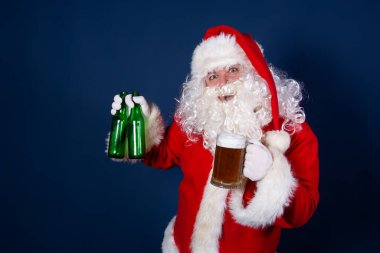 Komik Noel Baba bira içiyor..