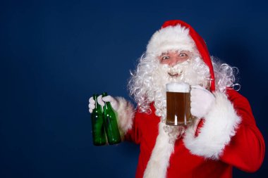 Komik Noel Baba bira içiyor..