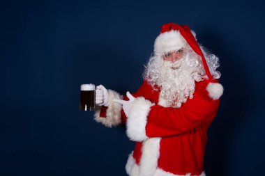 Komik Noel Baba bira içiyor..