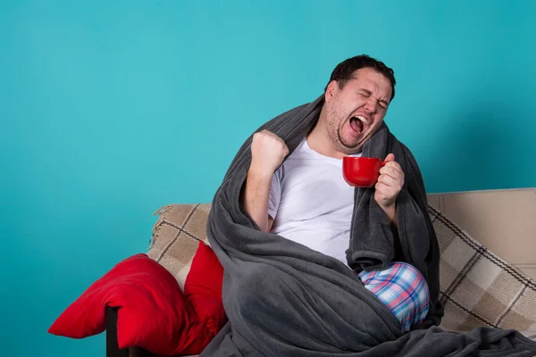 Frío Hombre Está Bebiendo Caliente Casa Sofá — Foto de Stock