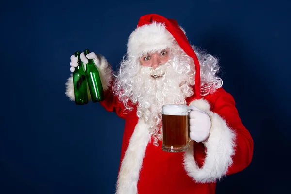 Śmieszny Mikołaj Pije Piwo — Zdjęcie stockowe
