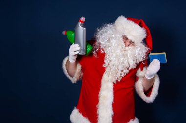 Noel Baba temizlikçi olarak çalışıyor..