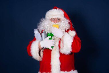 Noel Baba temizlikçi olarak çalışıyor..