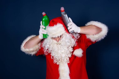 Noel Baba temizlikçi olarak çalışıyor..