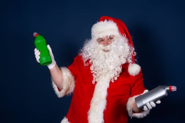 Noel Baba temizlikçi olarak çalışıyor..