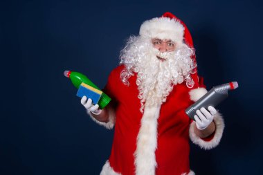 Noel Baba temizlikçi olarak çalışıyor..