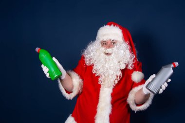 Noel Baba temizlikçi olarak çalışıyor..