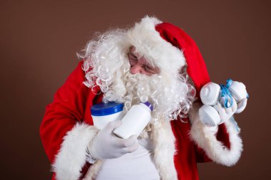 Spor ve sağlıklı yaşam tarzı. Komik Noel Baba.